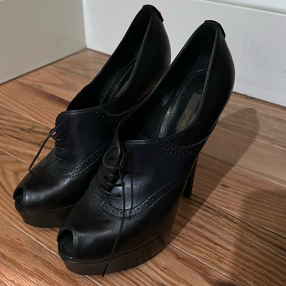 PRE-OWNED LOUIS VUITTON NADJA LACE UP PUMPS size EU40